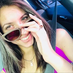 Meet your Posher, Yenlys